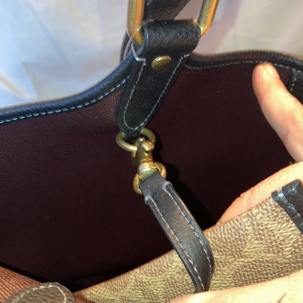 SOLD Coach Black Leather day tote Bag with detachable clutch and gold accents . - Picture 3 of 9